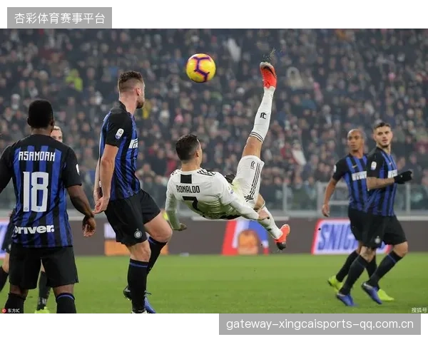 C罗训练中高难度倒钩入网：永不止步的足球传奇